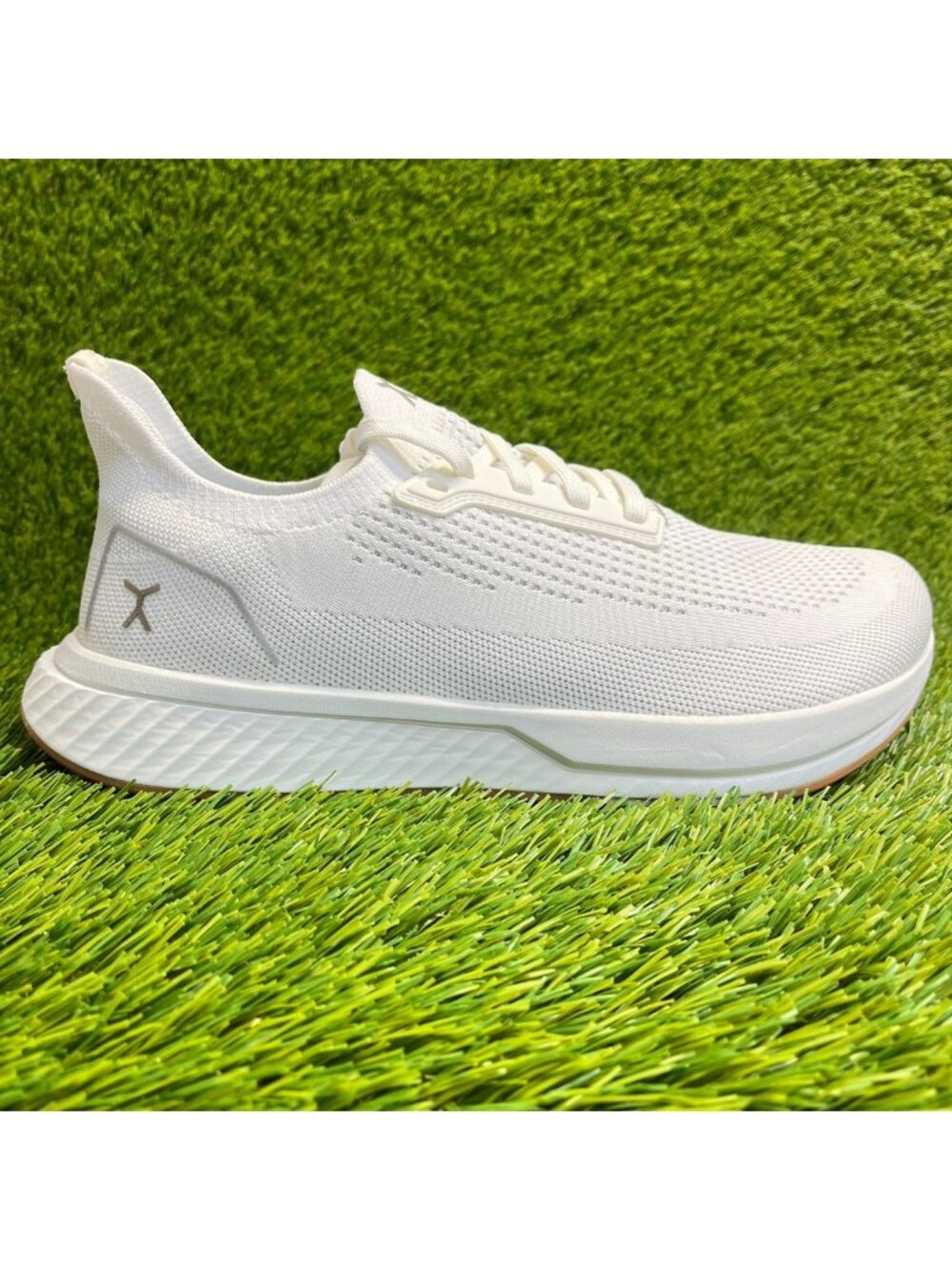 Flux Adapt Runner White Gum Mens Size 9.5 Womens Size 11 Workout Knit Shoes